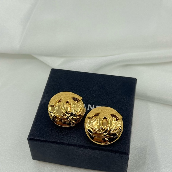 CHANEL Vintage Gold Quilted CC Circle Clip On Earrings